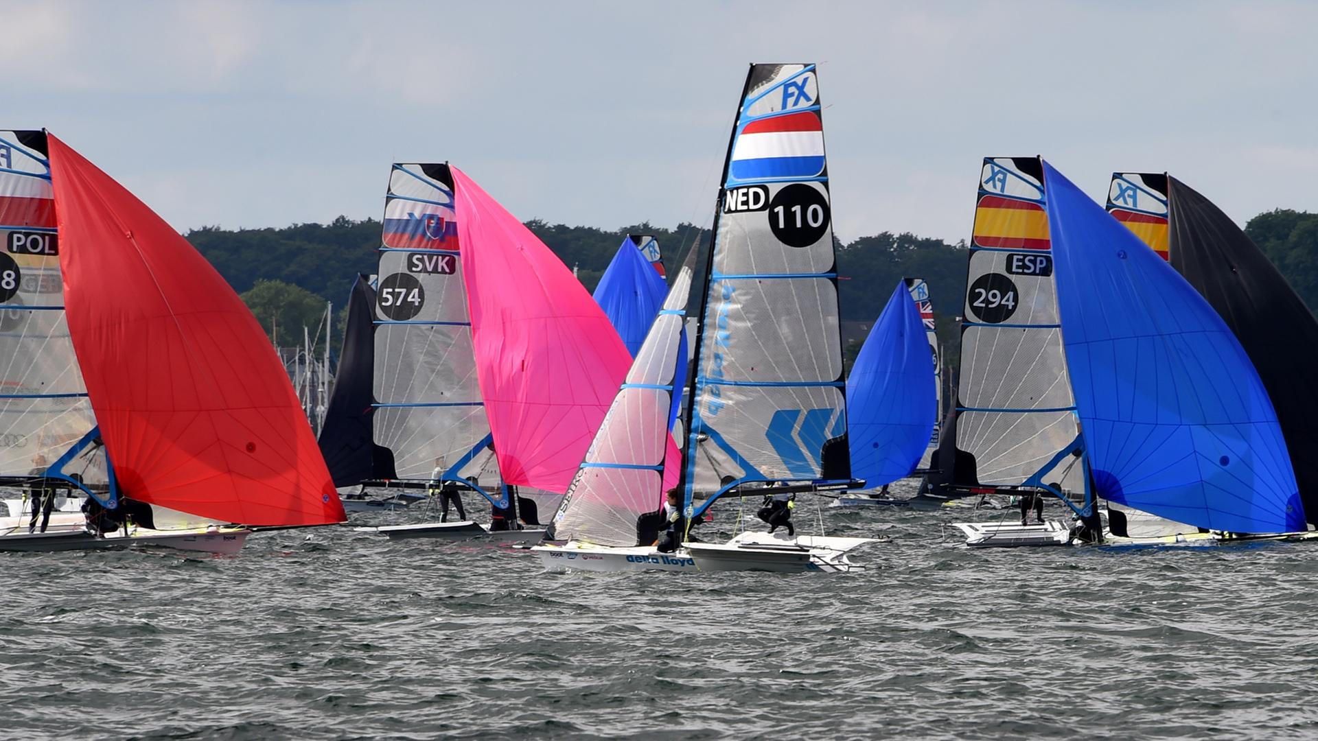 Segel-Boote mit bunten Segeln bei der Kieler Woche Segel-Boote mit bunten Segeln bei der Kieler Woche