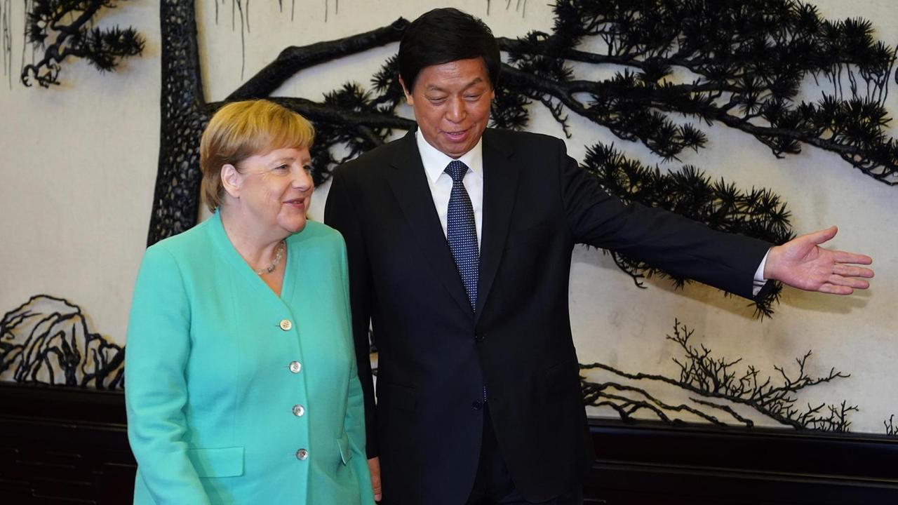 Li Zhanshu (National People's Congress) zeigt Angela Merkel bei einem Besuch in Beijing 6. September 2019, China.