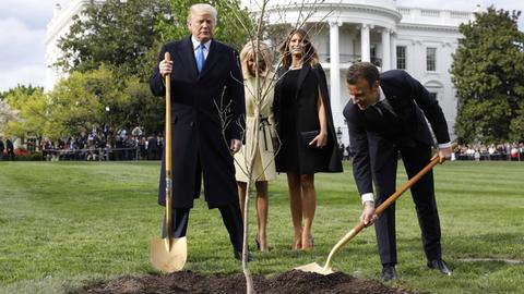 Emmanuel Macron und Donald Trump mit ihren Frauen Melania Trump und Brigitte Macron