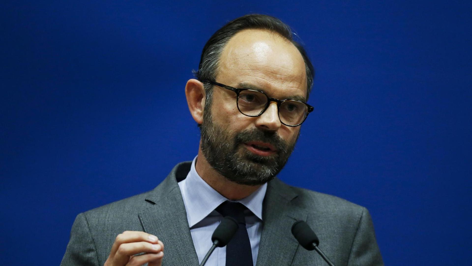 Edouard Philippe, Frankreichs ehemaliger Premierminister, spricht in ein Mikrofon.