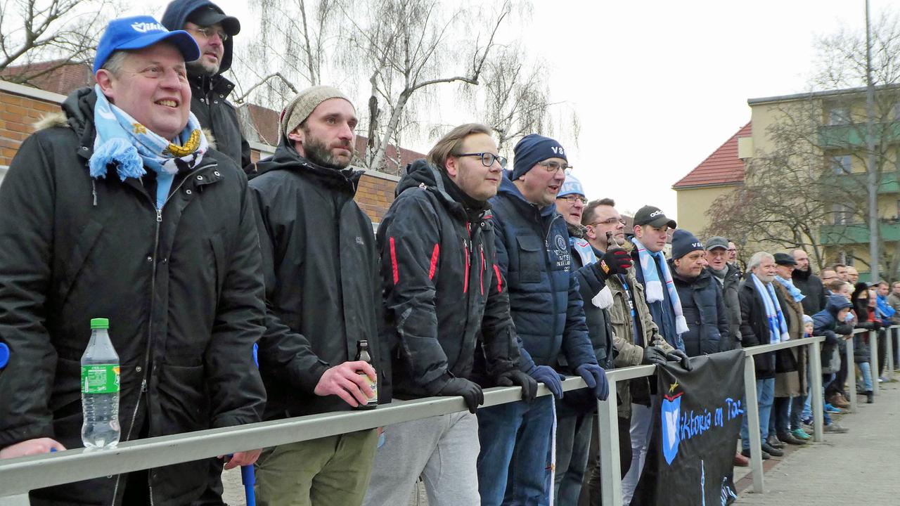 Fans von Viktoria 89 stehen am Spielfeldrand und sehen das Spiel ihrer Mannschaft gegen die Polar Pinguine.