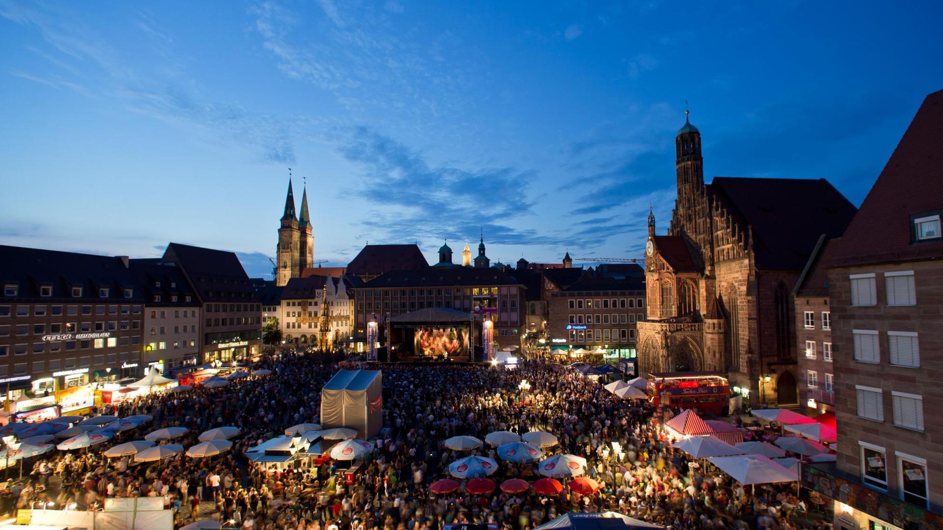 Blick auf den Nürnberger Hauptmarkt mit Kirche im Hintergrund, auf dem Platz Bühnen, viele Menschen
