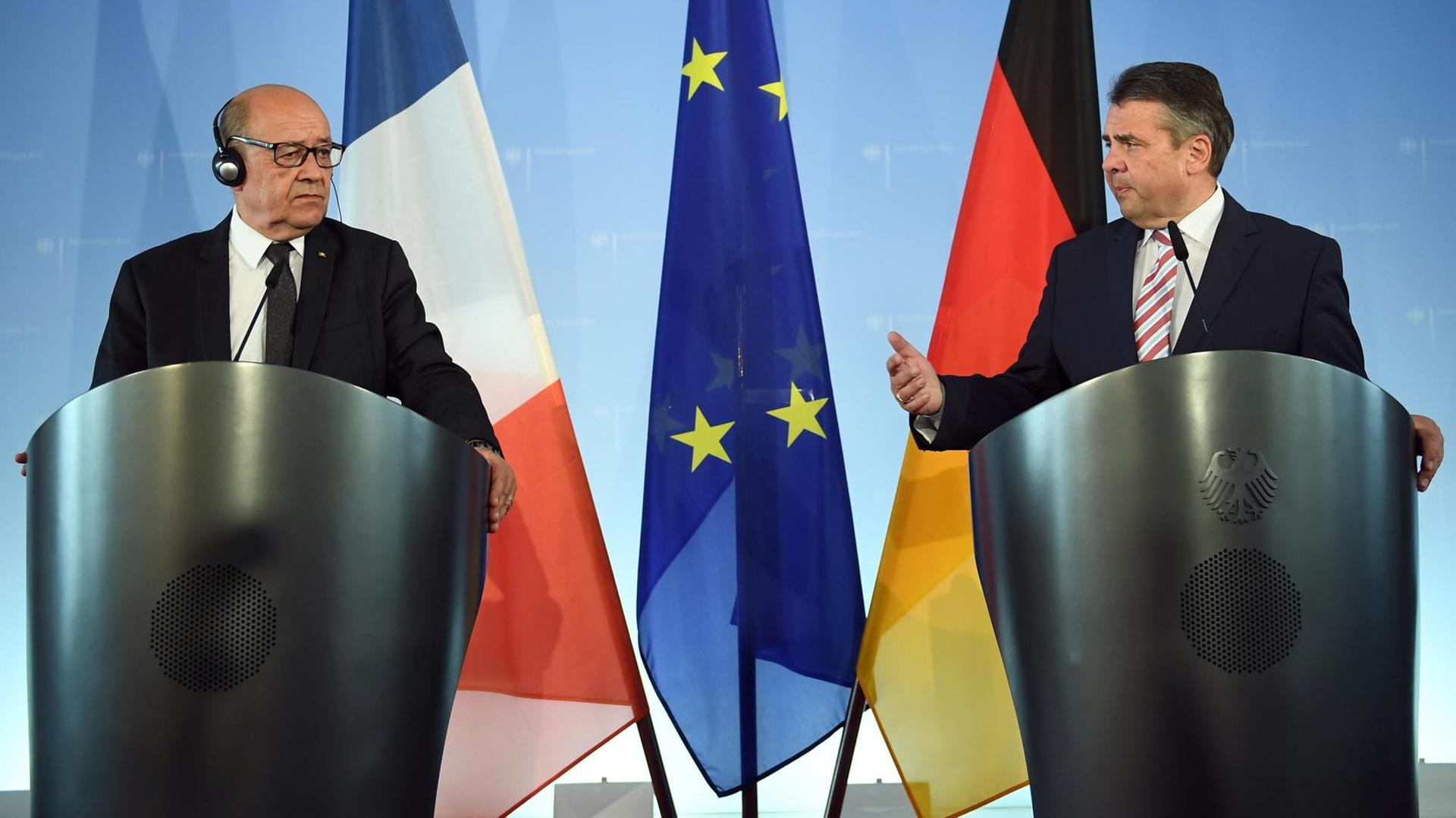 Außenminister Sigmar Gabriel (SPD, r) und der neue französische Außen- und Europaminister Jean-Yves Le Drian treffen sich am 22.05.2017 in Berlin.