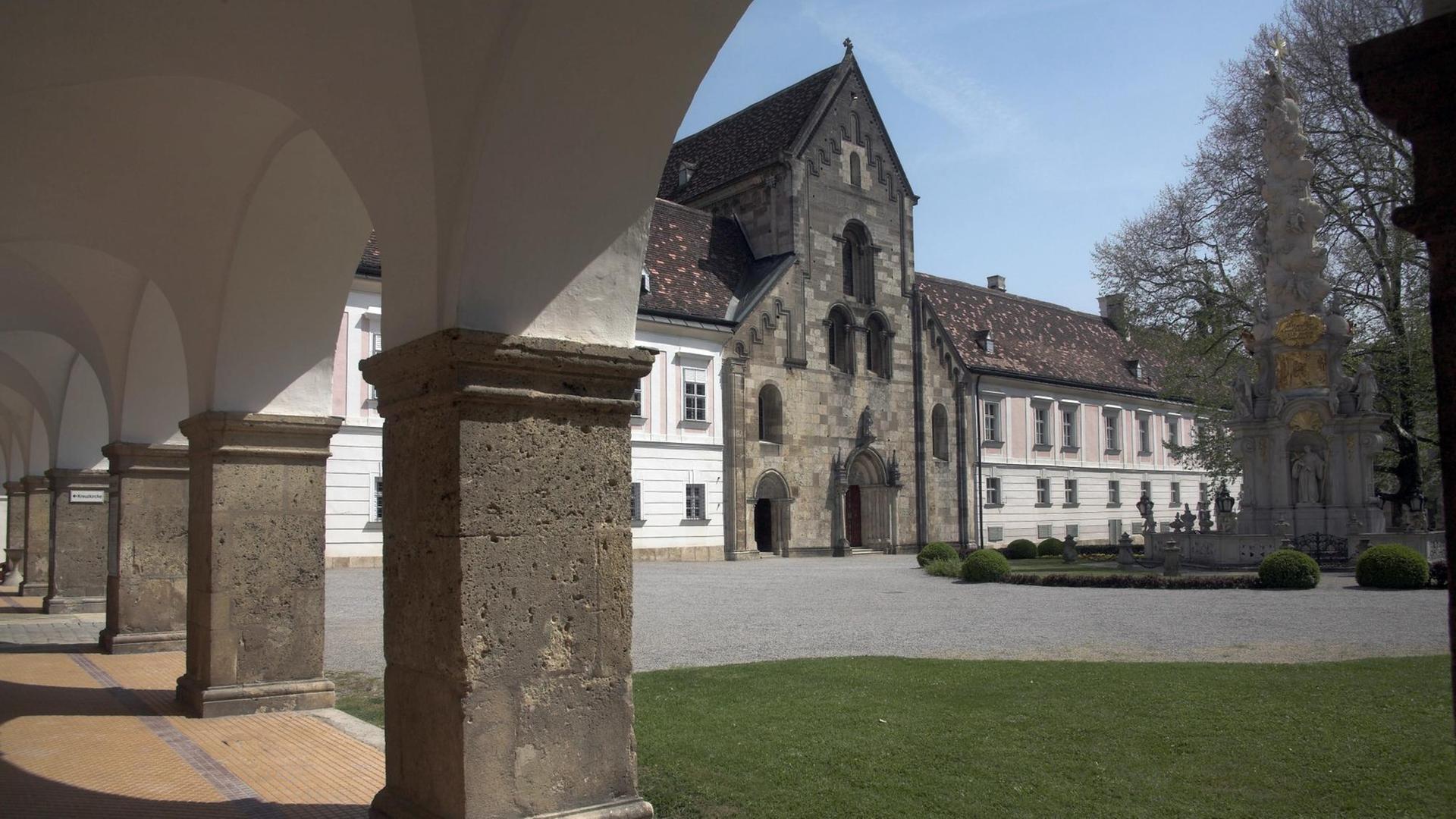 Das Zisterzienserkloster Stift Heiligenkreuz im Wienerwald. Quelle: dpa Das Zisterzienserkloster Stift Heiligenkreuz im Wienerwald. Quelle: dpa