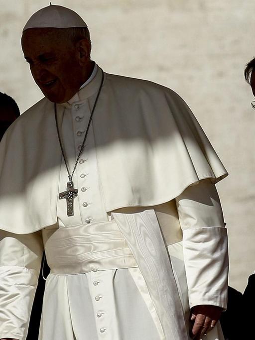 Papst Franziskus (Mitte) am 10.10.2018 auf dem Weg zur Generalaudienz über den Petersplatz in Rom.