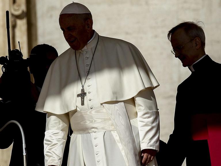 Papst Franziskus (Mitte) am 10.10.2018 auf dem Weg zur Generalaudienz über den Petersplatz in Rom.