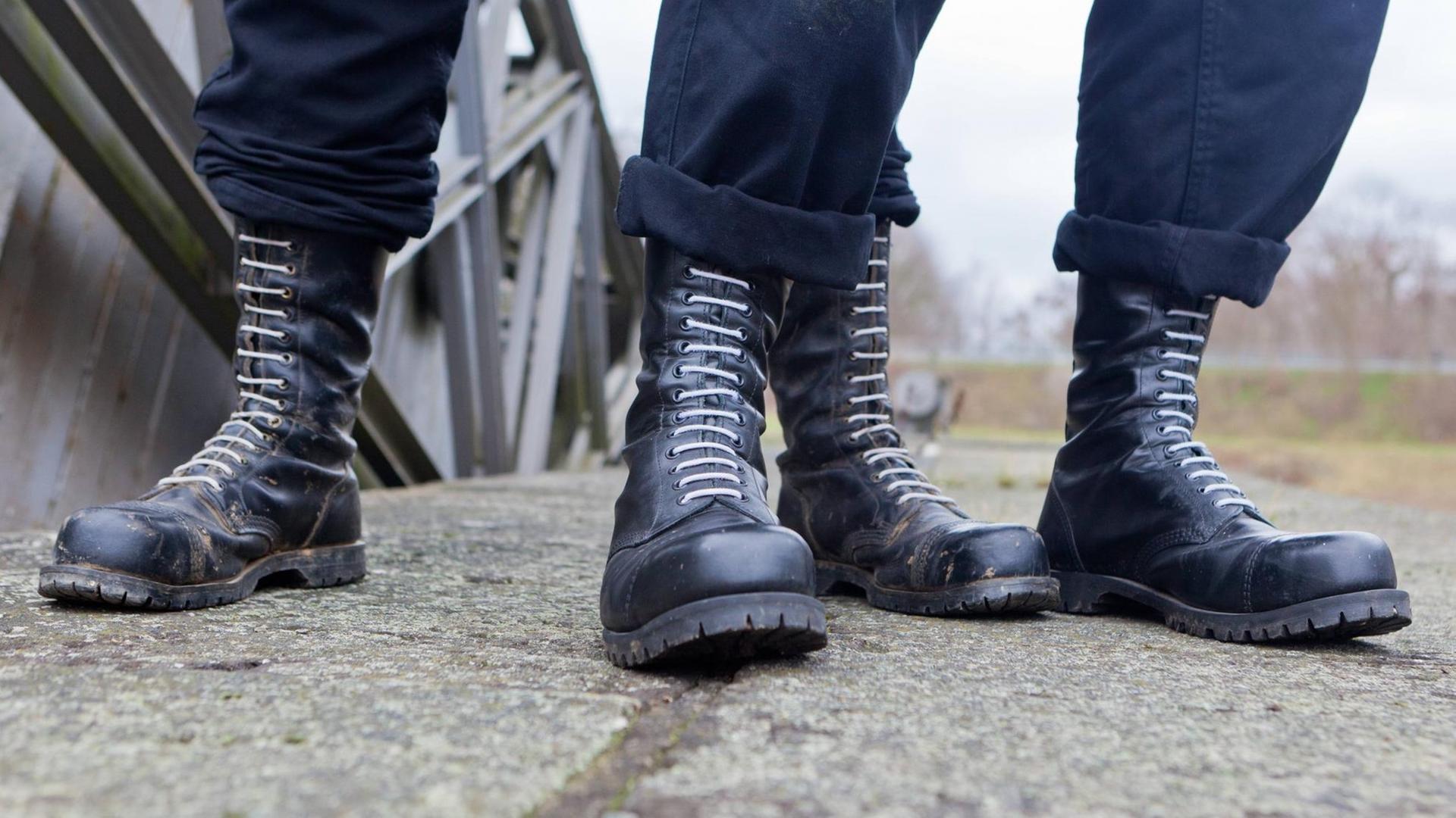 Springerstiefel mit weißen Schnürsenkeln