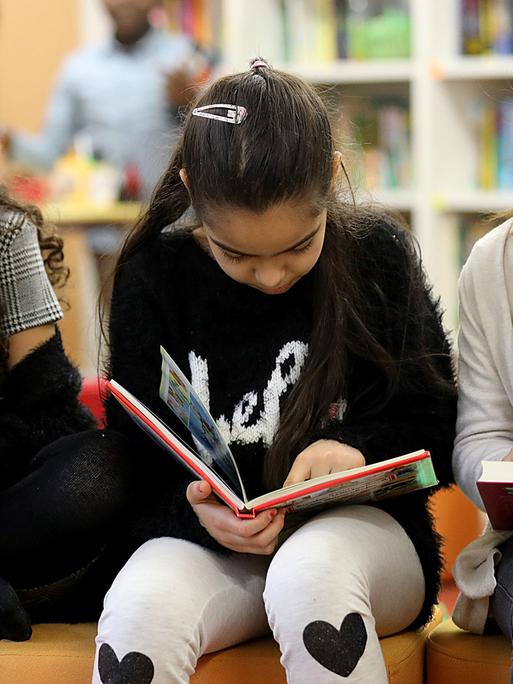 Nordrhein-Westfalen, Köln: Kinder lesen im Leseclub der Katholischen Grundschule Kapitelstrasse.