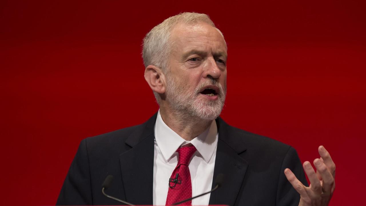 Der Labour-Vorsitzende Jeremy Corbyn hält eine Rede auf dem Parteitag in Liverpool.