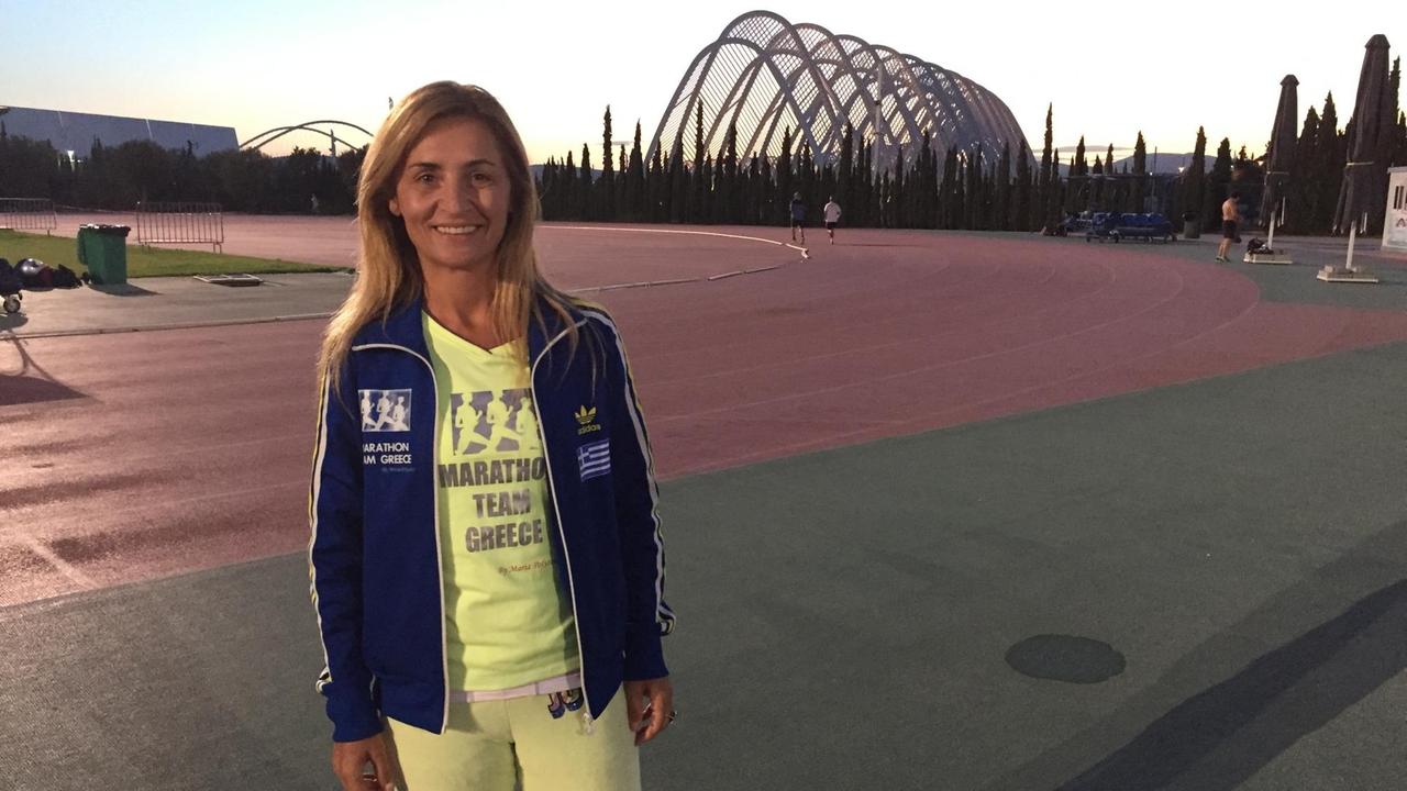 Die griechische Marathonrekordhalterin Maria Polyzou steht in einem Stadion.