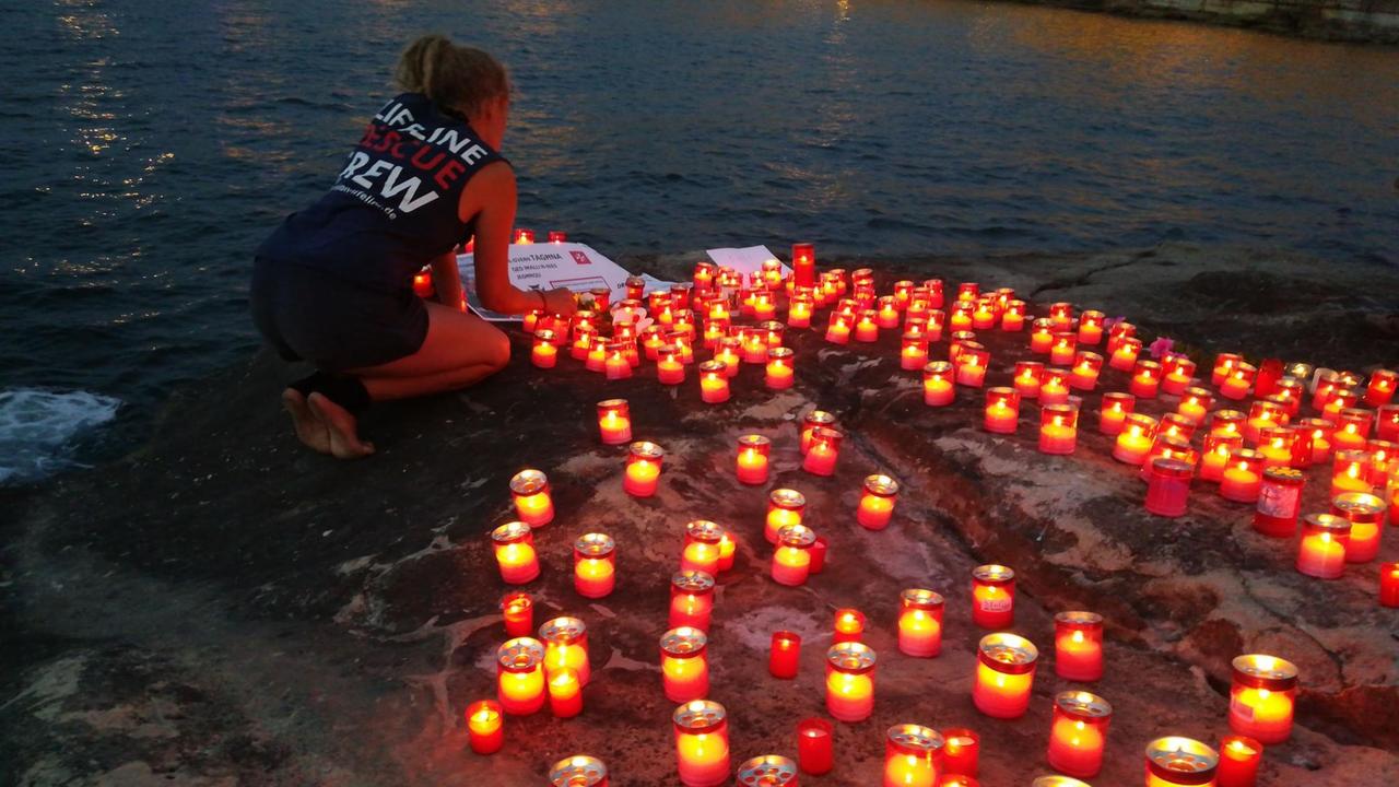 Aktivistin Neeske bei einer Mahnwache für die Toten im Mittelmeer