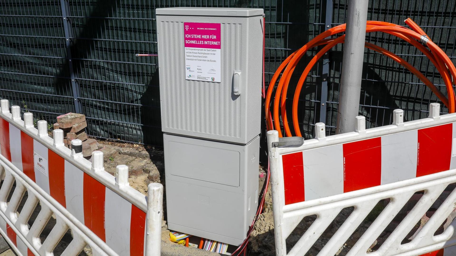 Telekom-Verteilerkasten für schnelles Internet, Baustelle DSL-Kabelanschluss für die Haushalte in Datteln, Nordrhein-Westfalen, Deutschland