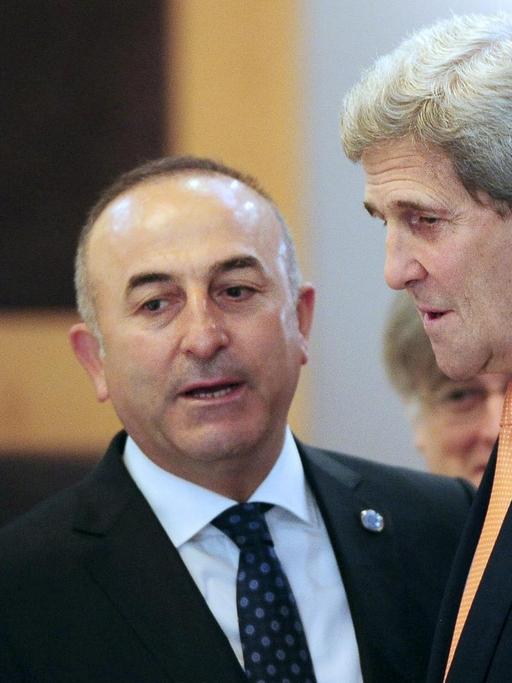 US-Außenminister John Kerry und sein türkischer Amtskollege Mevlut Cavusoglu im Mai 2015.