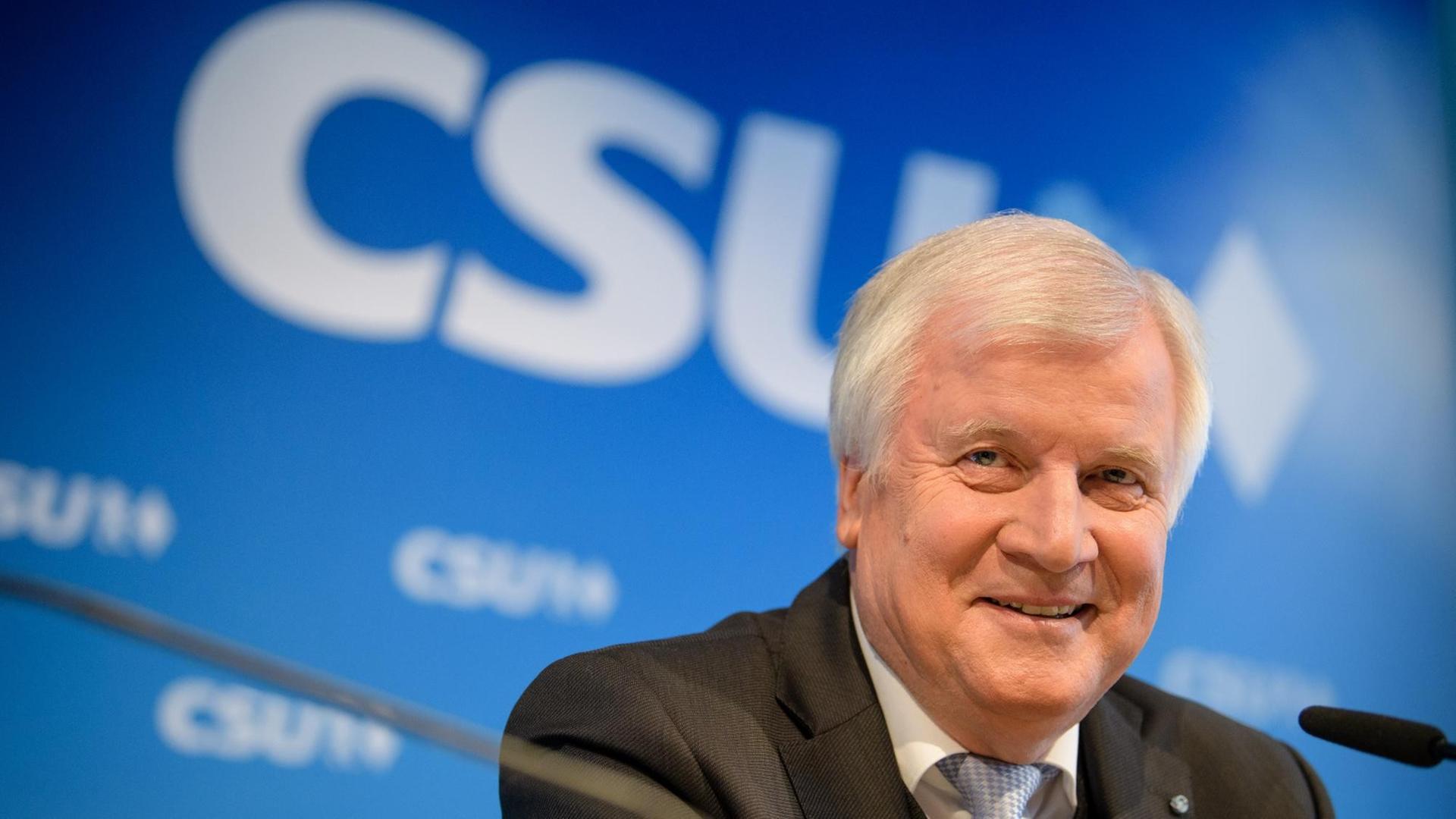 Horst Seehofer (CSU), Ministerpräsident von Bayern, gibt im Anschluss an eine CSU-Vorstandssitzung eine Pressekonferenz.