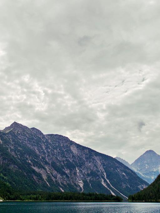 Ein dichte Wolkendecke ist am 27.06.2014 über dem Tiroler Plansee bei Reutte (Österreich) zu sehen.