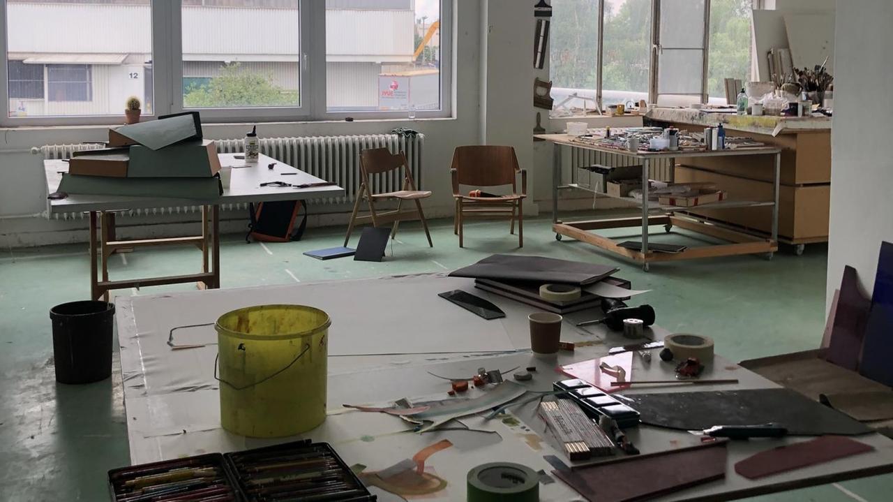 Das Atelier des Künstlers Henrik Eiben: Ein großer, heller Raum mit mehreren Tischen, auf denen sich verschiedenste Materialien befinden.