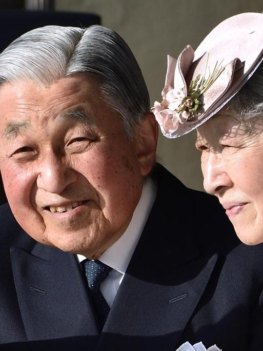 Japans Kaiser Akihito (links im Bild) und Kaiserin Michiko winken Zuschauern im Ujiyamada Station nach ihrem Besuch des Ise Jingu Schreins in Japans Mie-Präfektur am 18. April 2019