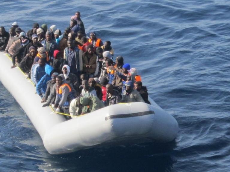 Flüchtlinge im Januar 2015 auf dem Mittelmeer