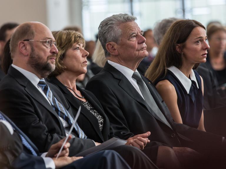 SPD-Europapolitiker Martin Schulz, Bundespräsident Joachim Gauck mit Lebensgefährtin Daniela Schadt sowie Rebecca Casati, Lebensgefährtin von Frank Schirrmacher auf der Trauerfeier.