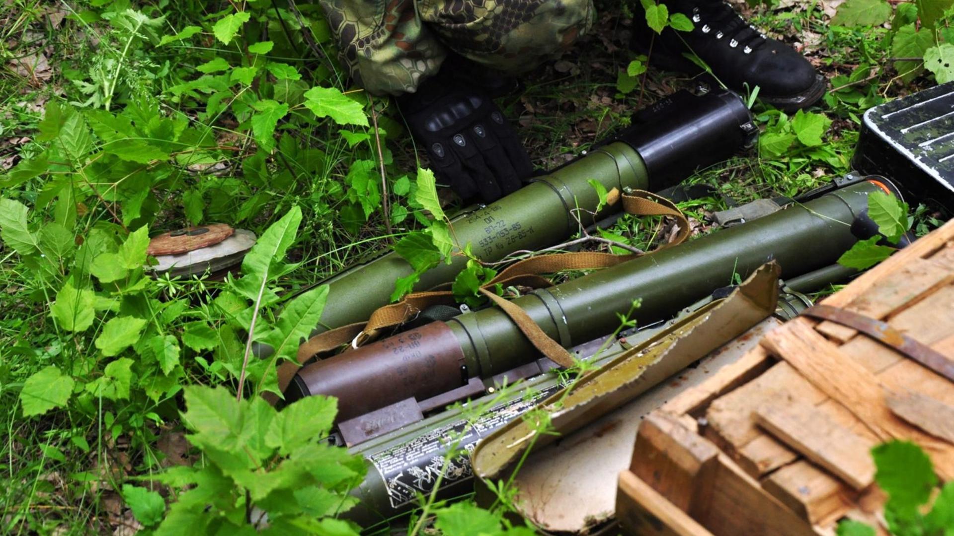 Waffenversteck in der Volksrepublik Lugansk mit über 33.500 Waffen- und Munitionseinheiten - entdeckt im Mai 2016.