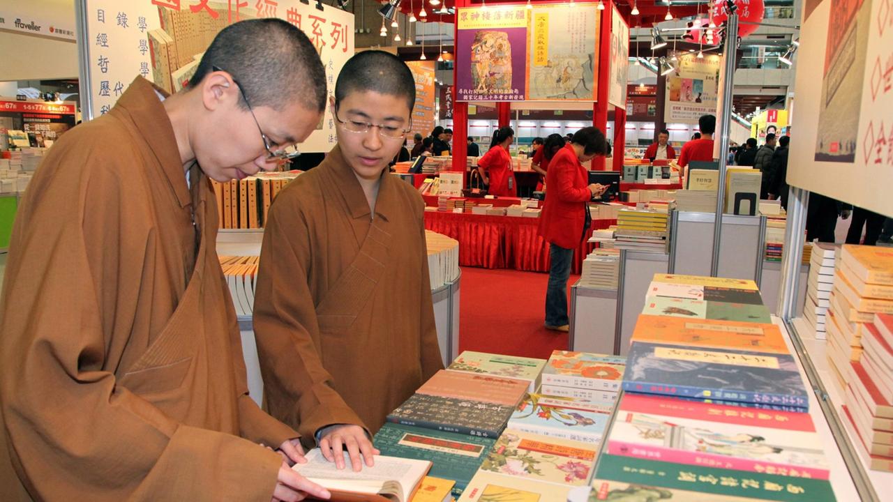 Besucher der internationalen Buchmesse in Taipeh