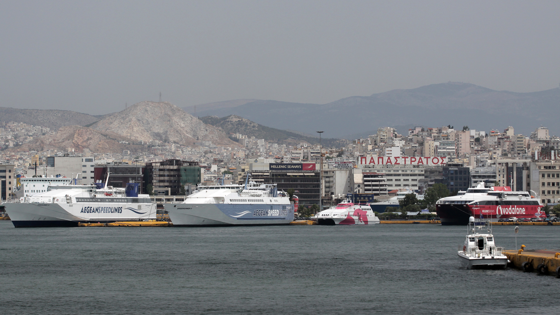 Blick in den Hafen der griechischen Stadt Piräus, Schnellboote und Fährschiffe haben hier festgemacht, die täglich zwischen den Inseln und dem Festland unterwegs sind.