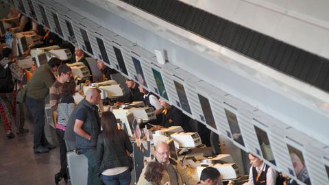 Großer Andrang an den Umbuchungsschaltern der Lufthansa am Flughafen Frankfurt am Main.