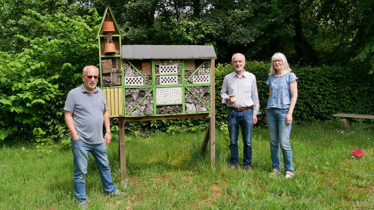 Werner Reinkelürs, Manfred Hilke und Brigitte Luttkus an der "Insektenkirche", die auch von Wildbienen bewohnt wird