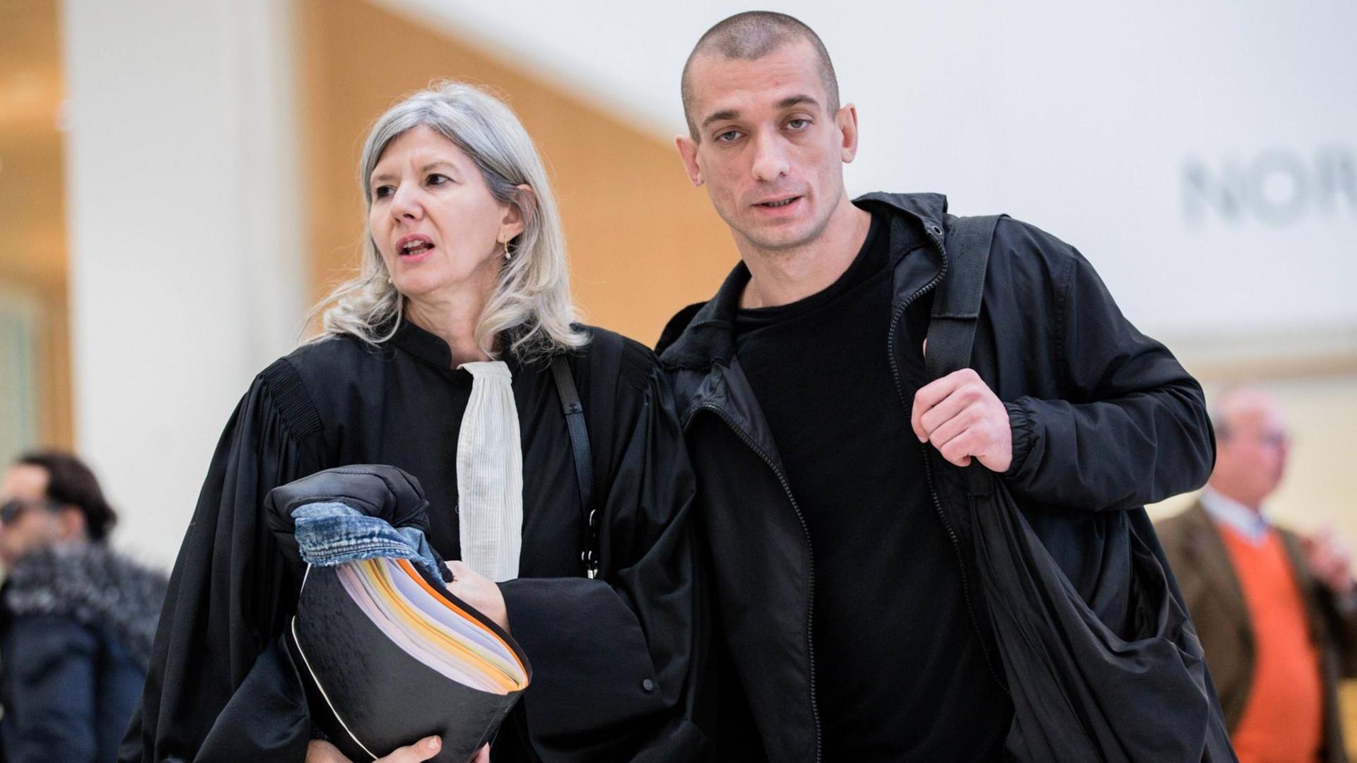 Der russische Performancekünstler Pjotr Pawlenski mit seiner Anwältin in Paris am 10.01.2019
