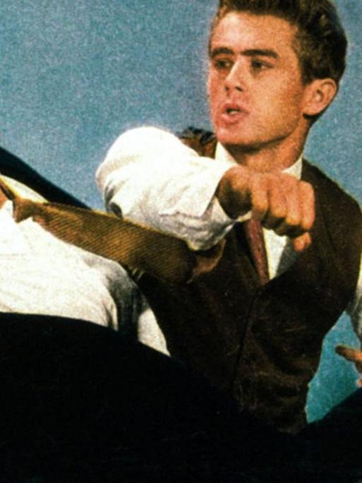 James Dean schlägt Gegner nieder: Bild für den Film "Jenseits von Eden" (1955).