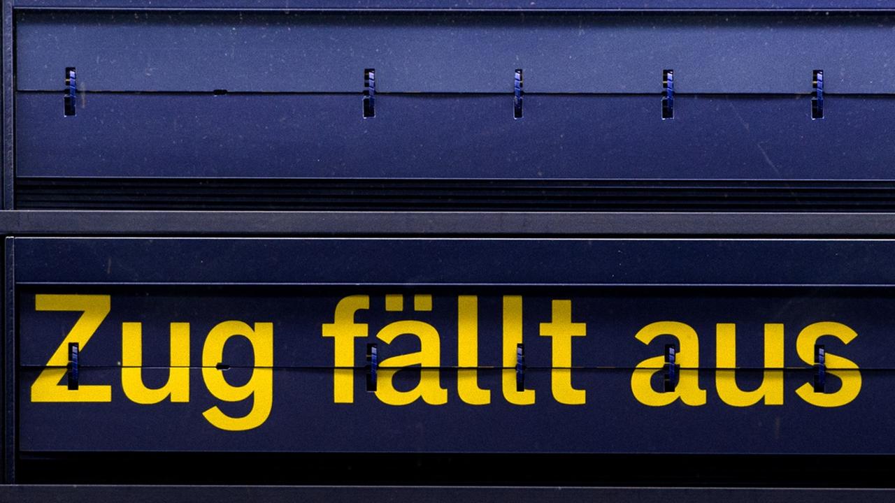 Auf einer Anzeigetafel im Hauptbahnhof in Dresden (Sachsen) steht "Zug fällt aus".