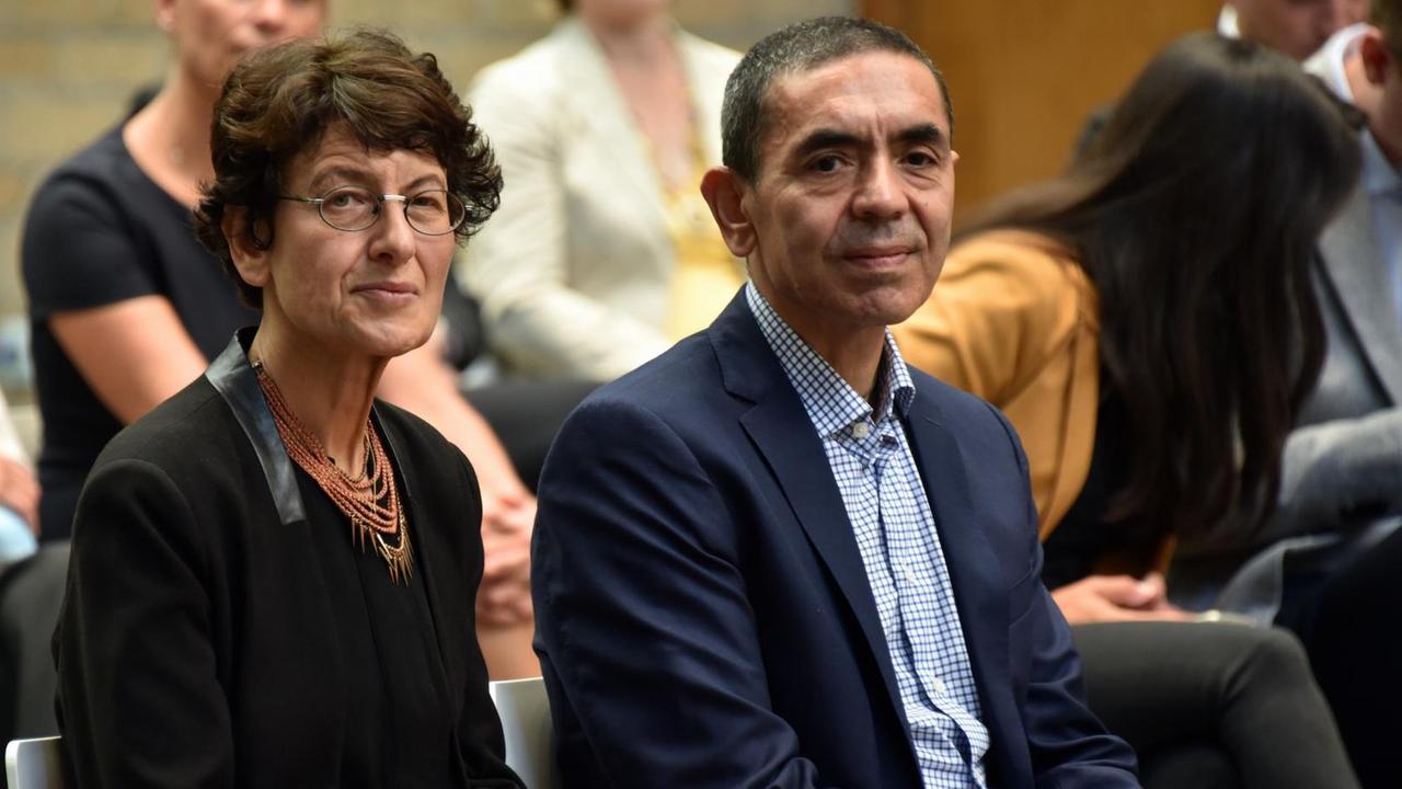 Die Mediziner Ugur Sahin (r) und Özlem Türeci.