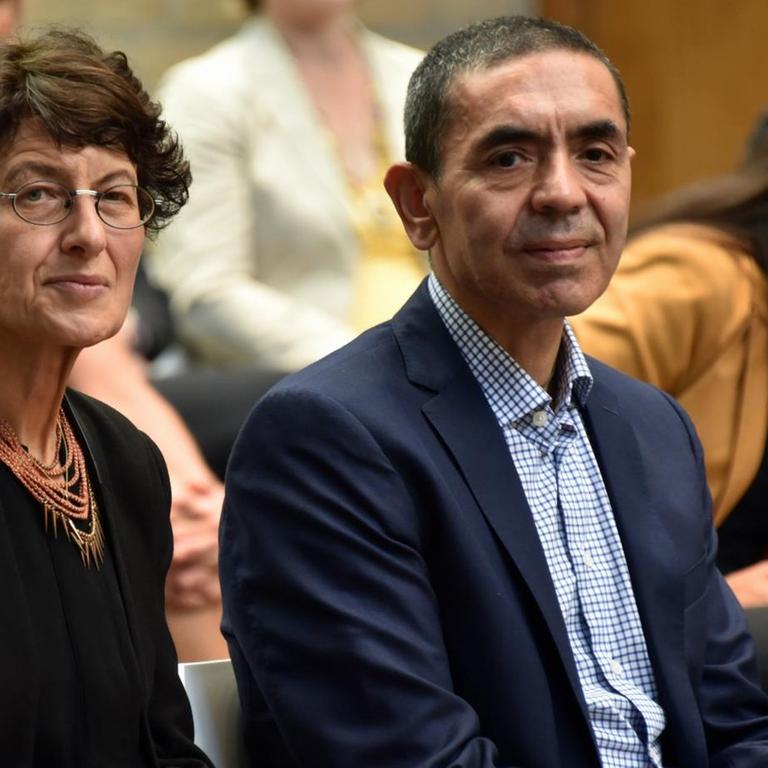 Die Mediziner Ugur Sahin (r) und Özlem Türeci.