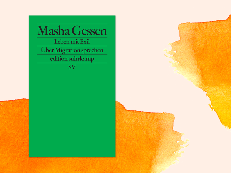 Buchcover von Masha Gessens "Leben mit Exil" vor orangefarbenem Aquarellhintergrund.