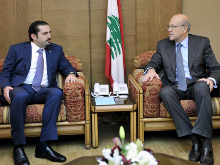 Libanon's designierter Premier Najib Mikati (re.) im Gespräch mit Vorgänger Saad Hariri, der von einer von der Hisbollah angeführte Parteienkoalition am 12. Januar gestürzt wurde.