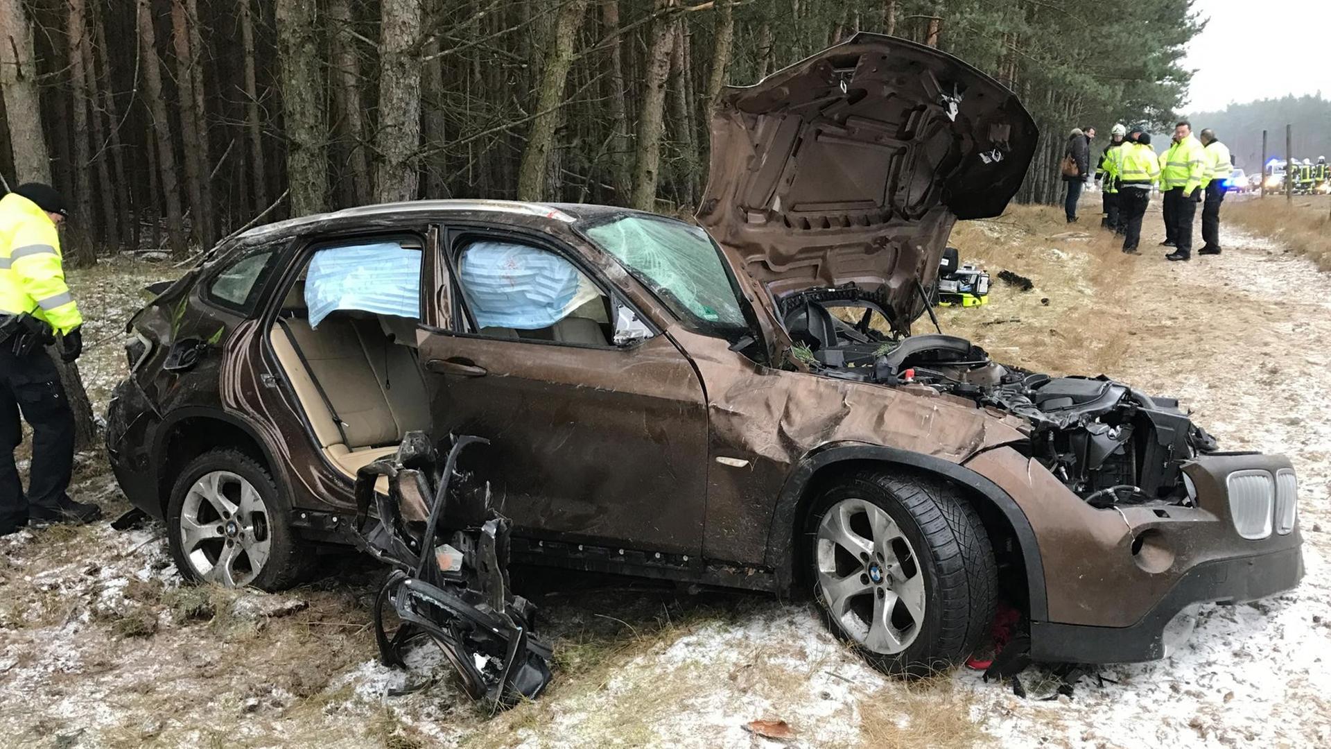 Neben der Autobahn A19 Berlin-Rostock zwischen Malchow und Linstow (Mecklenburg-Vorpommern) liegt am 07.01.2017 nach einem Unfall ein Auto. Neben der Autobahn A19 Berlin-Rostock zwischen Malchow und Linstow (Mecklenburg-Vorpommern) liegt am 07.01.2017 nach einem Unfall ein Auto.