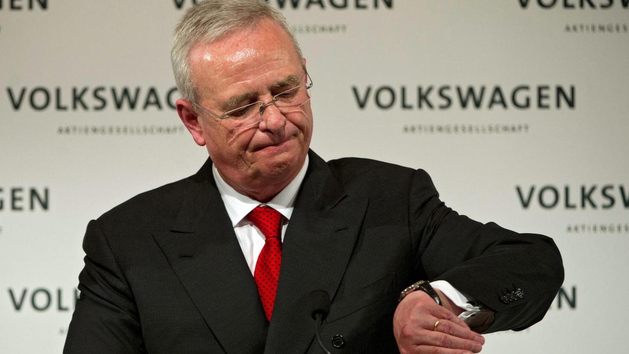 Der zurückgetretene Vorstandschef bei VW, Martin Winterkorn, schaut auf die Uhr. 