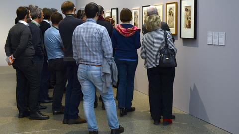 Besucher stehen in einer Sonderausstellung im Museum Folkwang in Essen; Aufnahme vom Januar 2015