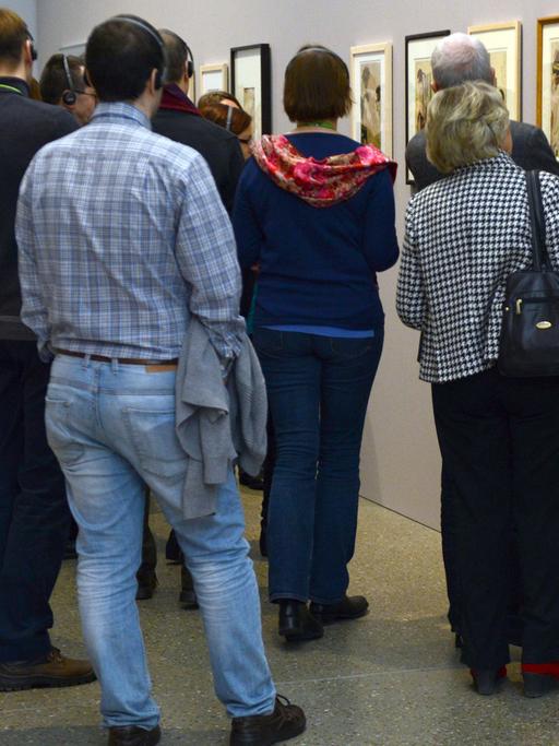 Besucher stehen in einer Sonderausstellung im Museum Folkwang in Essen; Aufnahme vom Januar 2015