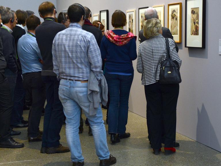 Besucher stehen in einer Sonderausstellung im Museum Folkwang in Essen; Aufnahme vom Januar 2015