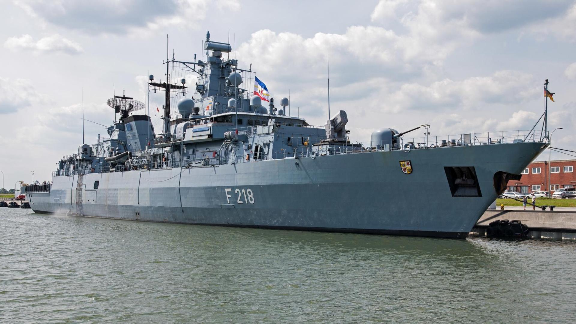 Die Fregatte "Mecklenburg-Vorpommern" liegt in einem Hafen. Die Fregatte "Mecklenburg-Vorpommern" liegt in einem Hafen.