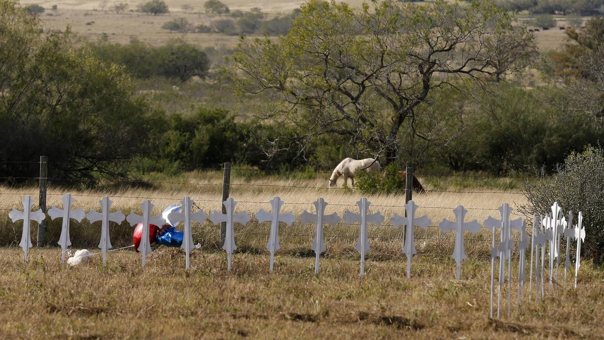 26 Kreuze stehen in Sutherland Springs für die 26 Opfer des Attentats. 26 Kreuze stehen in Sutherland Springs für die 26 Opfer des Attentats.