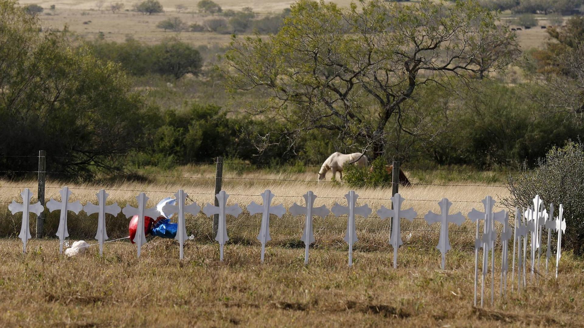 26 Kreuze stehen in Sutherland Springs für die 26 Opfer des Attentats.