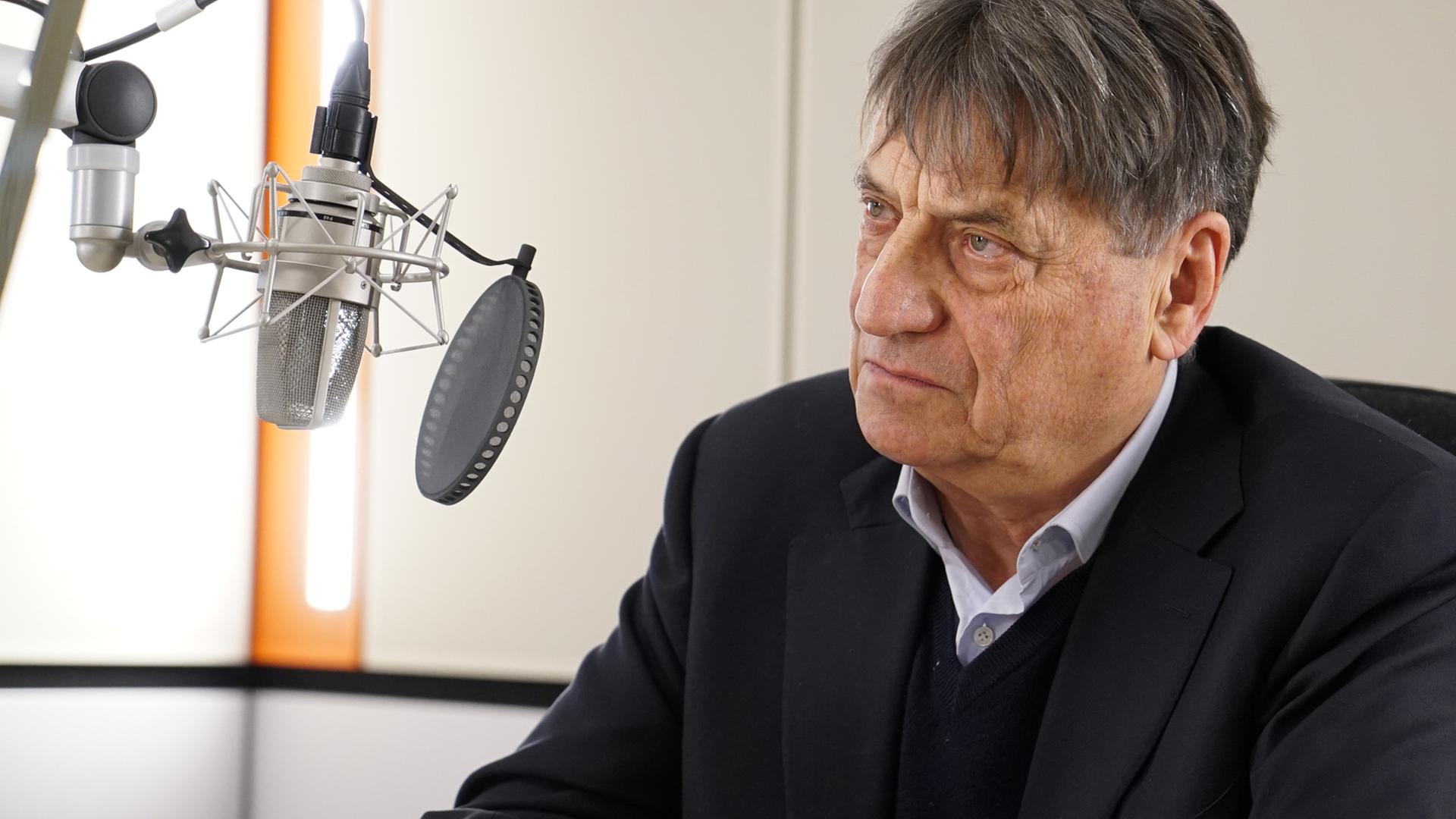 Der Literat Claudio Magris vor dem Deutschlandradio Kultur-Mikrophon