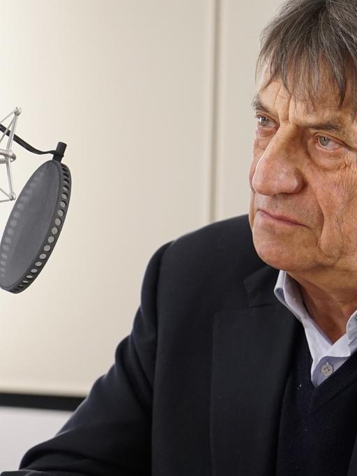 Der Literat Claudio Magris vor dem Deutschlandradio Kultur-Mikrophon