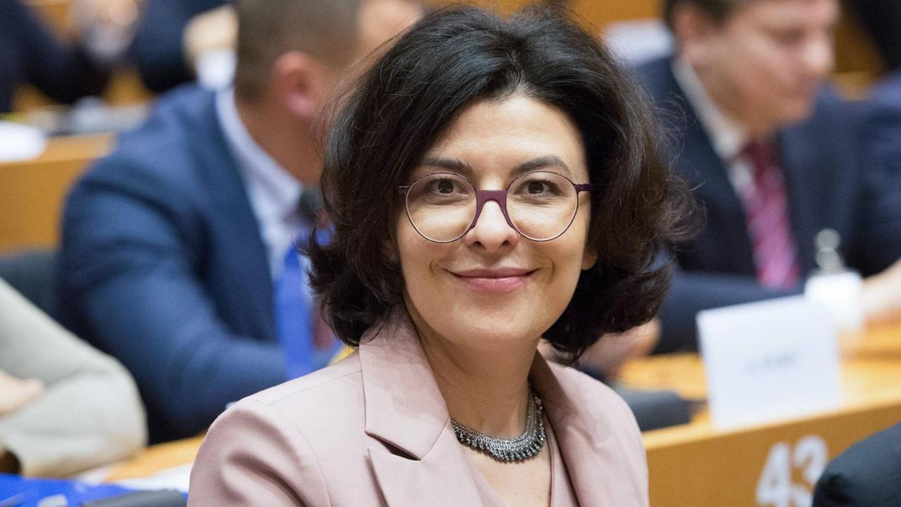 Oksana Syroid ist Oppositionsplitikerin und sitzt im ukrainischen Parlament. Sie hat schwarze Haare und eine Brille, 41 Jahre alt und blickt in die Kamera.