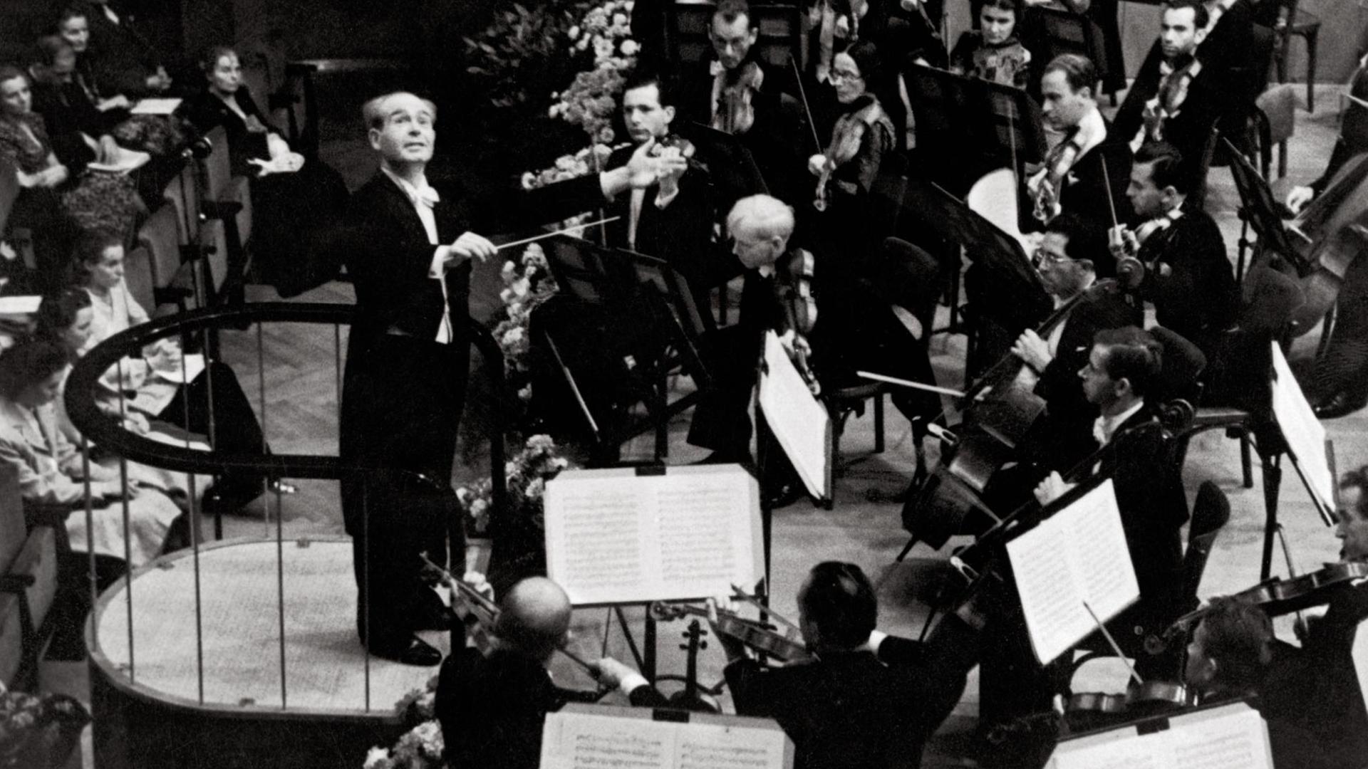 Der Dirigent Paul Kletzki leitet 1966 das Schweizerische Festspielorchester