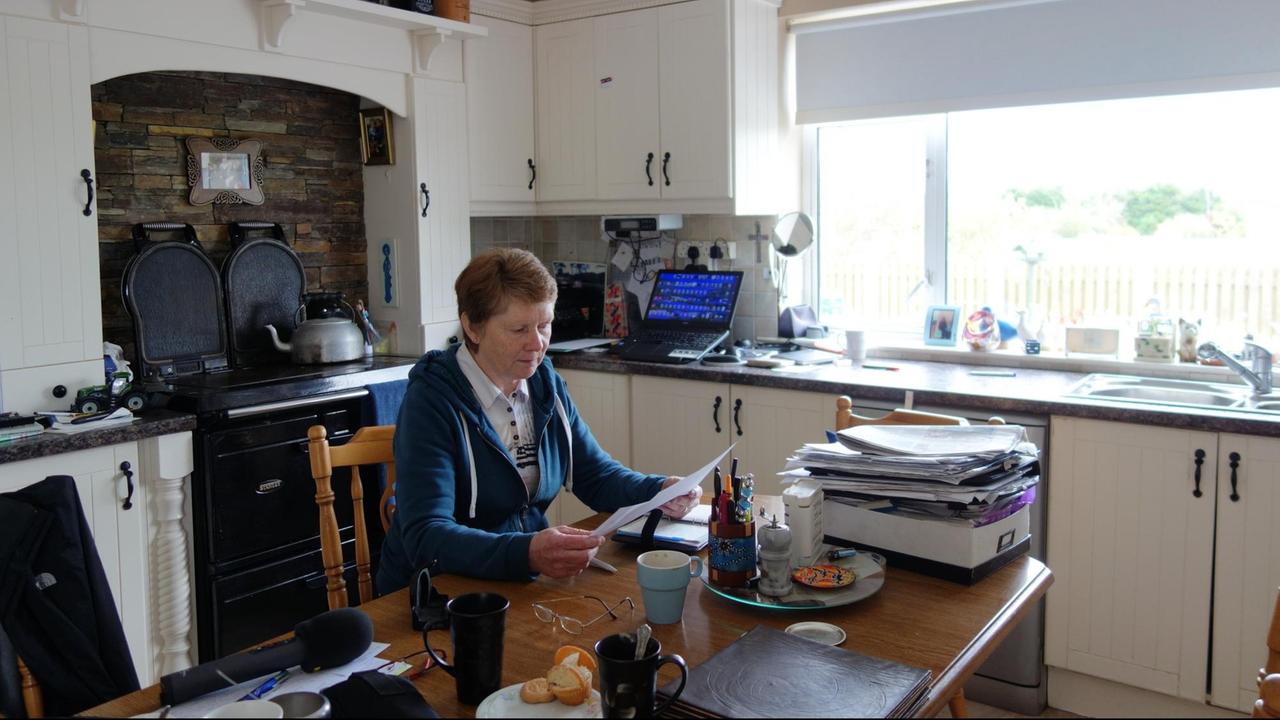 Die Lokalhistorikerin Catherine Corless in ihrer Küche, die sie als ihr Büro benutzt.