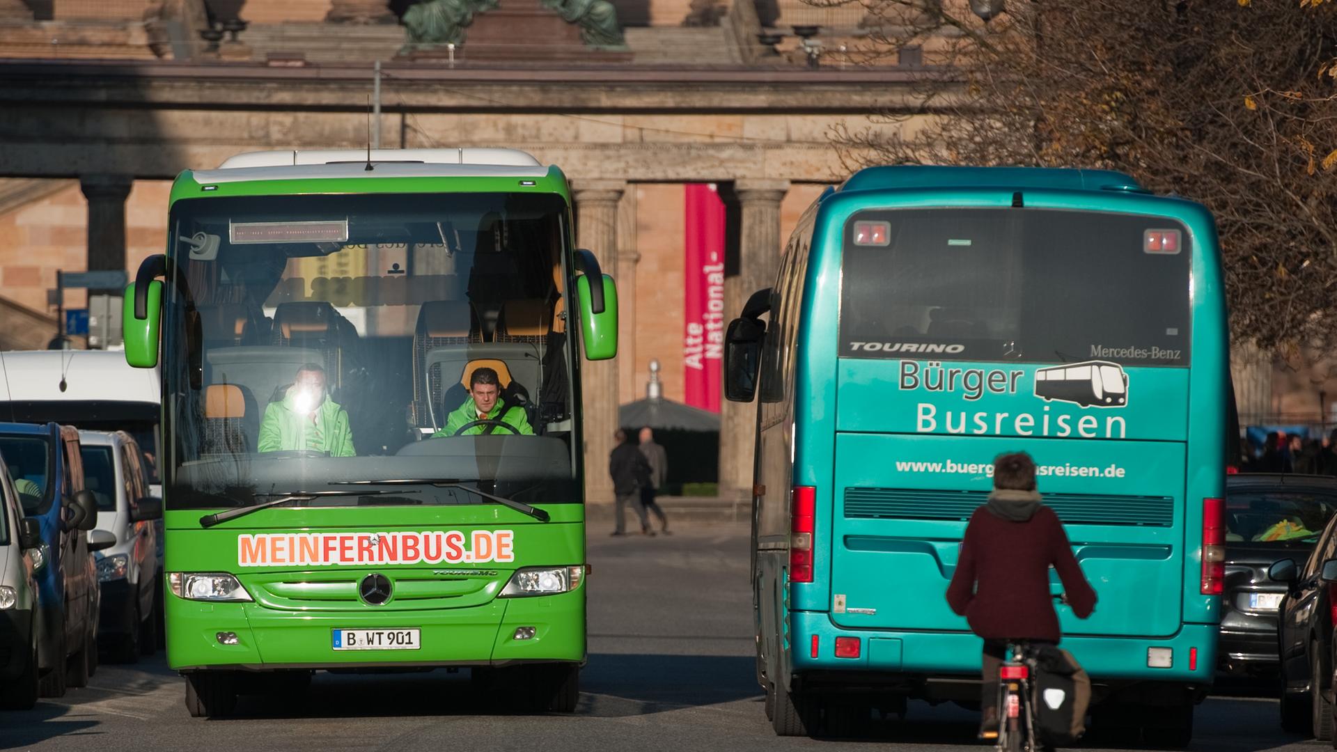 Ein Fernbus der Fernbuslinie "MeinFernbus.de" fährt am 13.11.2012 in Berlin neben einem Reisebus entlang. Das Berliner Bus-Unternehmen will den Markt im Fernverkehr erweitern und mit günstigen Preisen eine Alternative zur Konkurrenz wie zum Beispiel der D Ein Fernbus der Fernbuslinie "MeinFernbus.de" fährt am 13.11.2012 in Berlin neben einem Reisebus entlang. Das Berliner Bus-Unternehmen will den Markt im Fernverkehr erweitern und mit günstigen Preisen eine Alternative zur Konkurrenz wie zum Beispiel der D