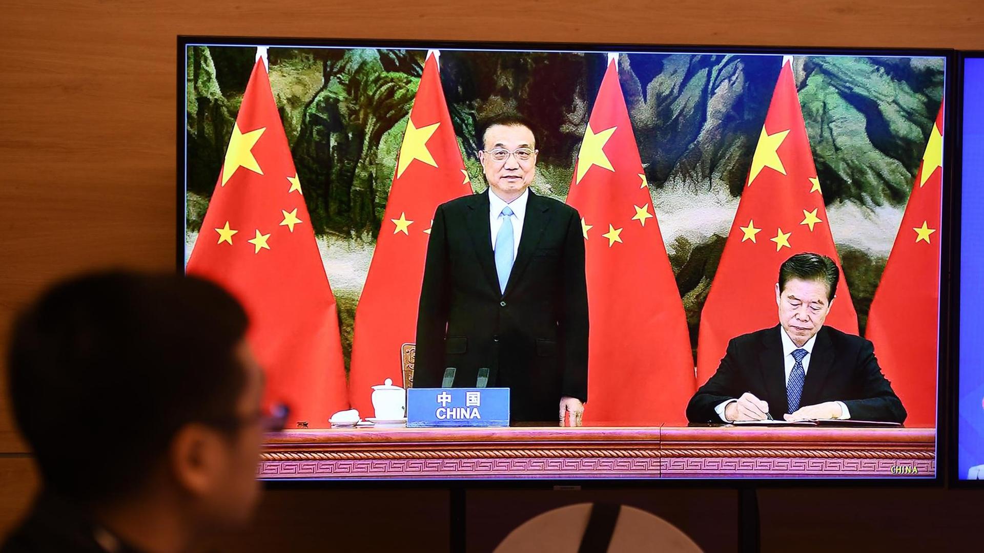 Ministerpräsident Li Keqiang (li) und Chinas Wirtschaftsminister Zhong Shan.